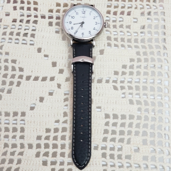 Nwot Mens Timex Indiglo Easy Reader Watch on Black Leather Band - Picture 2 of 11